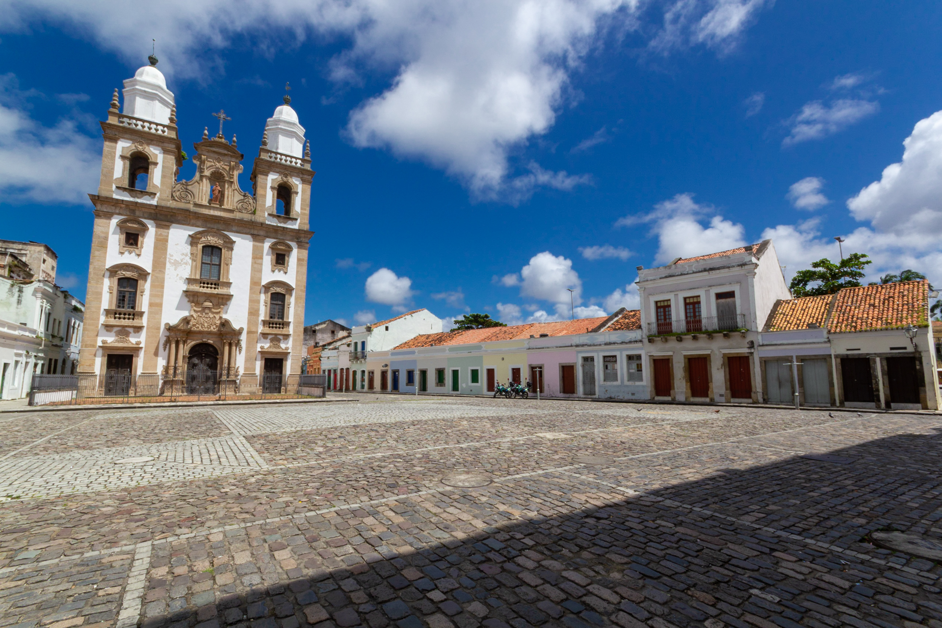 fachada da igreja São Pedro dos Clérigos e conjunto arquitetônioco Pátio do terço, igreja no estilo barroco.