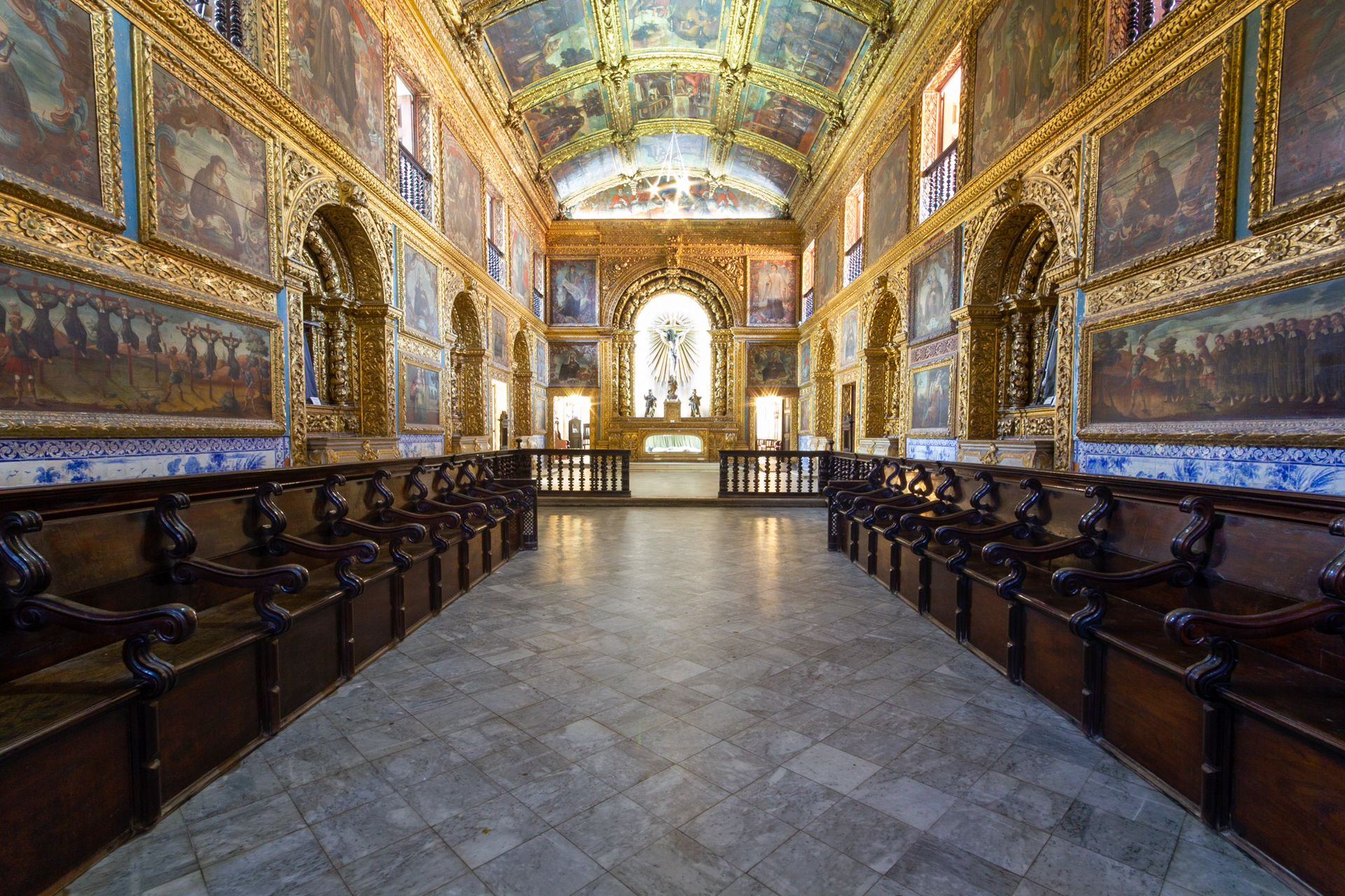Interior da nave da capela dourada, com vista para o altar-mor, que é ornado com colunas barrocas e imagem de Jesus crucificado, há diversos quadros de pintura sobre madeira por todo o ambiente, inclusive no teto. Existem 6 altares além do altar-mor, com características barroca, sendo 3 de cada lado.