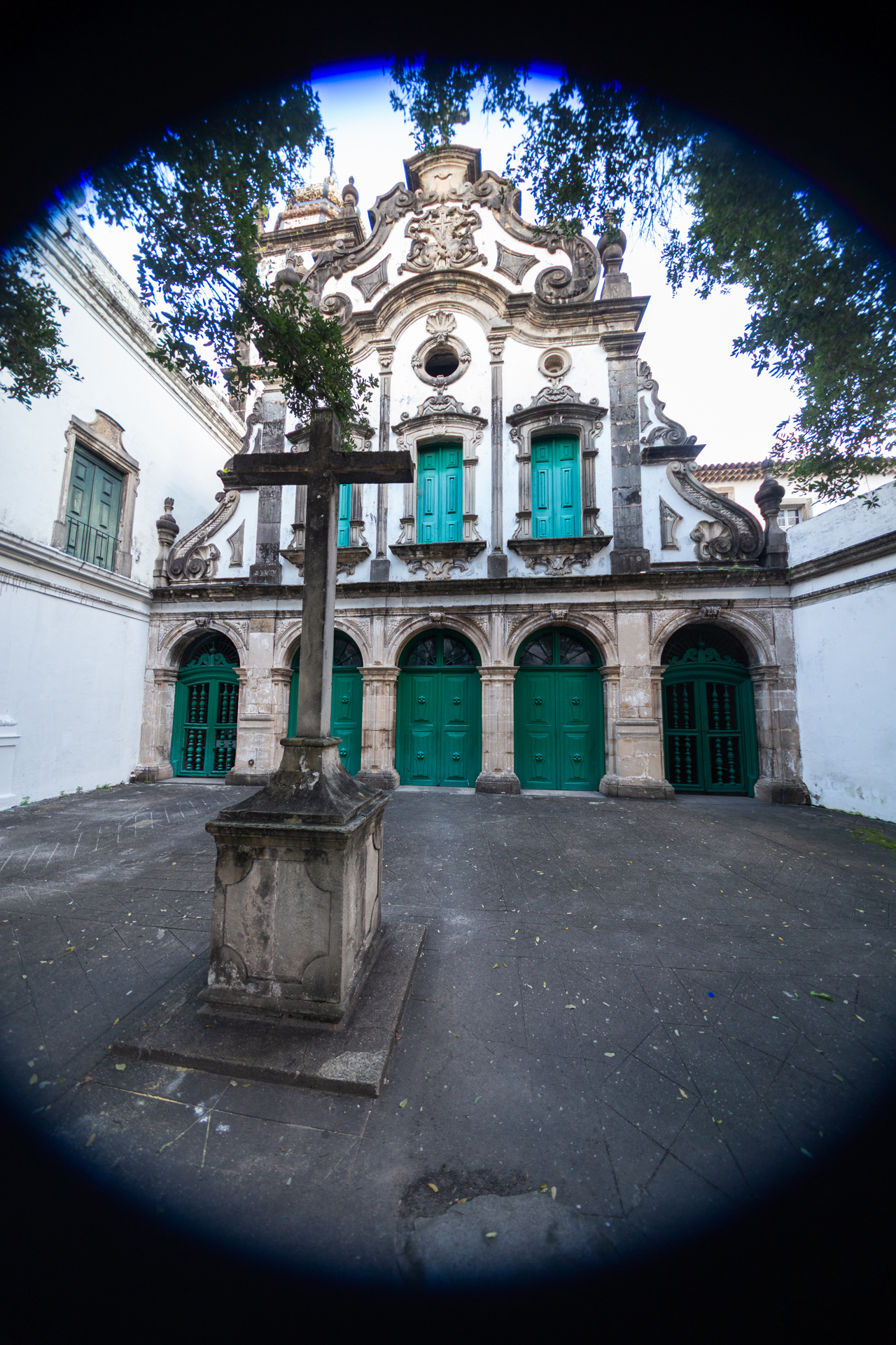 fachada da Igreja e convento de Santo Antônio do Recife, com cruzeiro em frente a fachada.