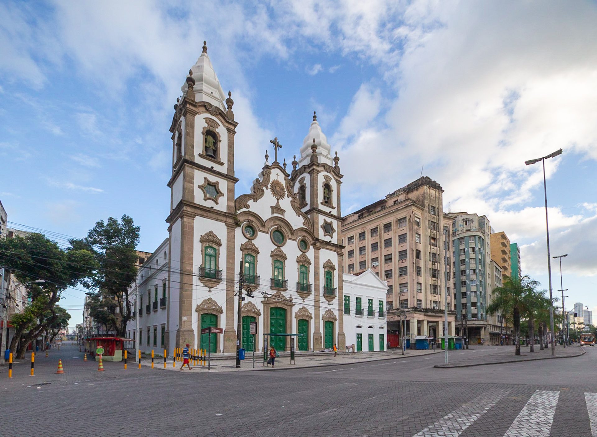 fachada da igreja de Santo Antônio, vista da Avenida Dantas Barreto.
