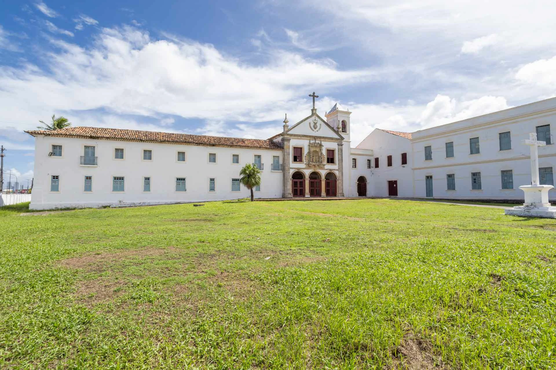 Fachada da Igreja e Convento de Santa Teresa de Olinda, estilos maneirista.